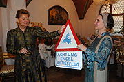 Übergabe "Achtung - Engel im Tiefflug" Schild an die Himmelswerkstatt (Foto: Ingrid Grossmann)